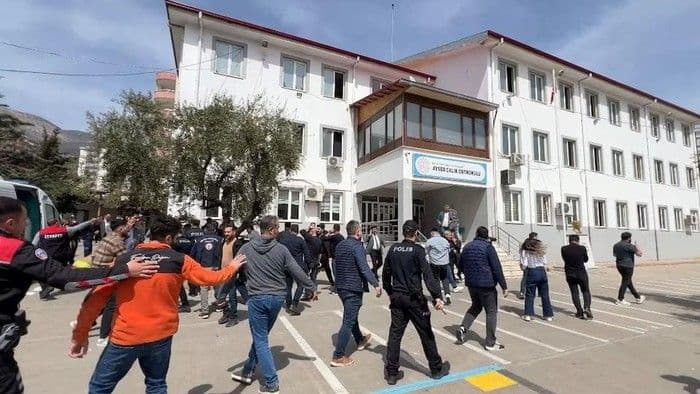 Siswa Tenteng 5 Senpi Lepaskan Tembakan di Sekolah Turki, 9 Orang Tewas