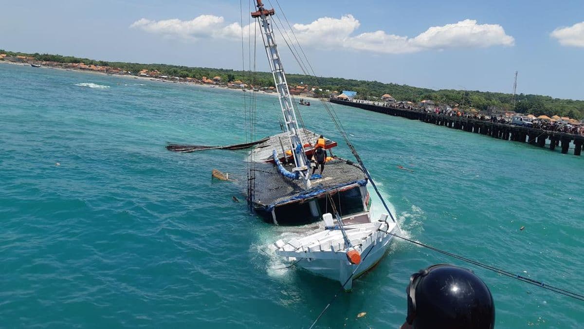 Kapal Intim Teratai Karam di Malut, Penumpang Masih Bertahan di Kapal